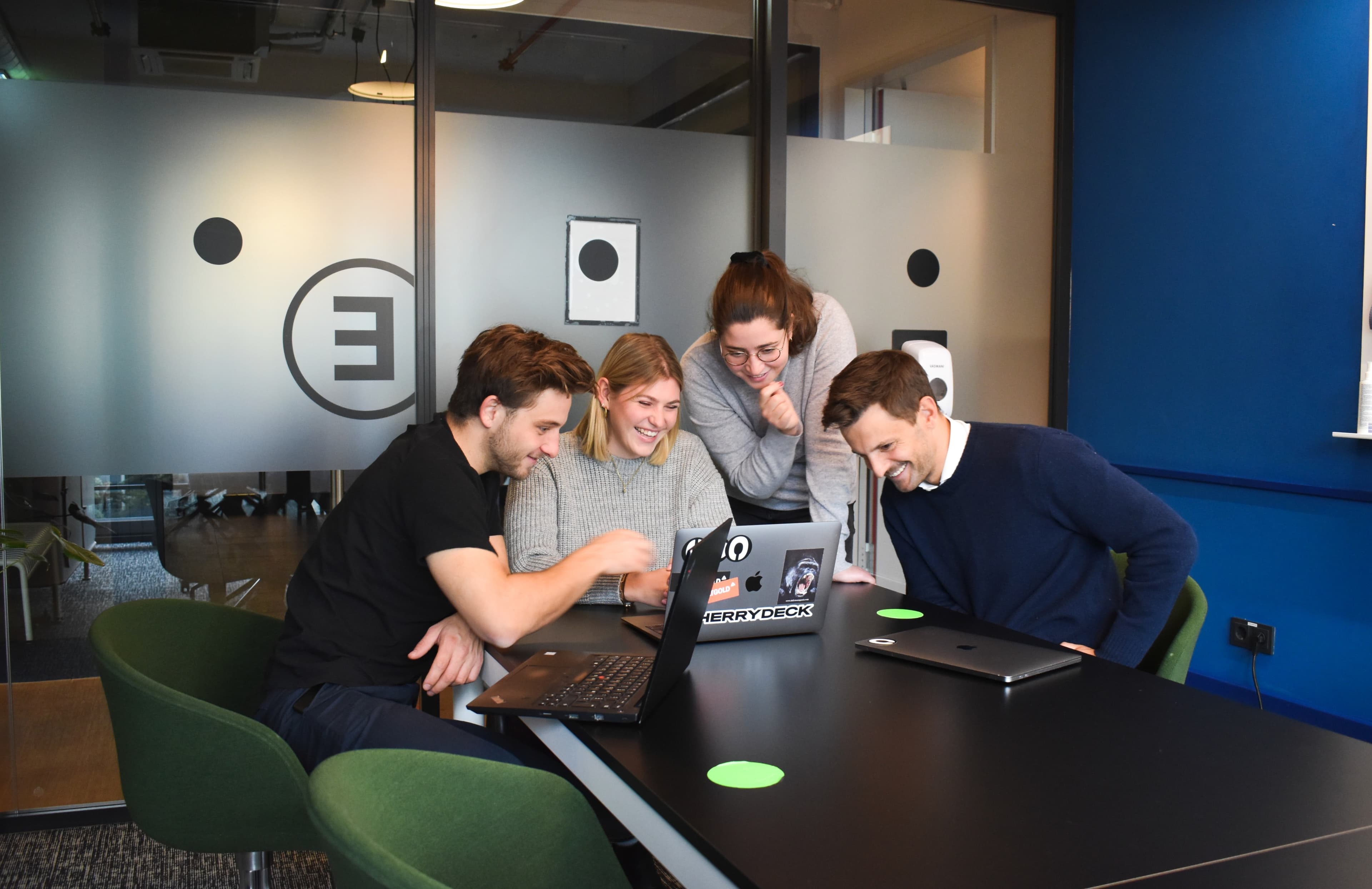 Menschen arbeiten gemeinsam an einem Laptop